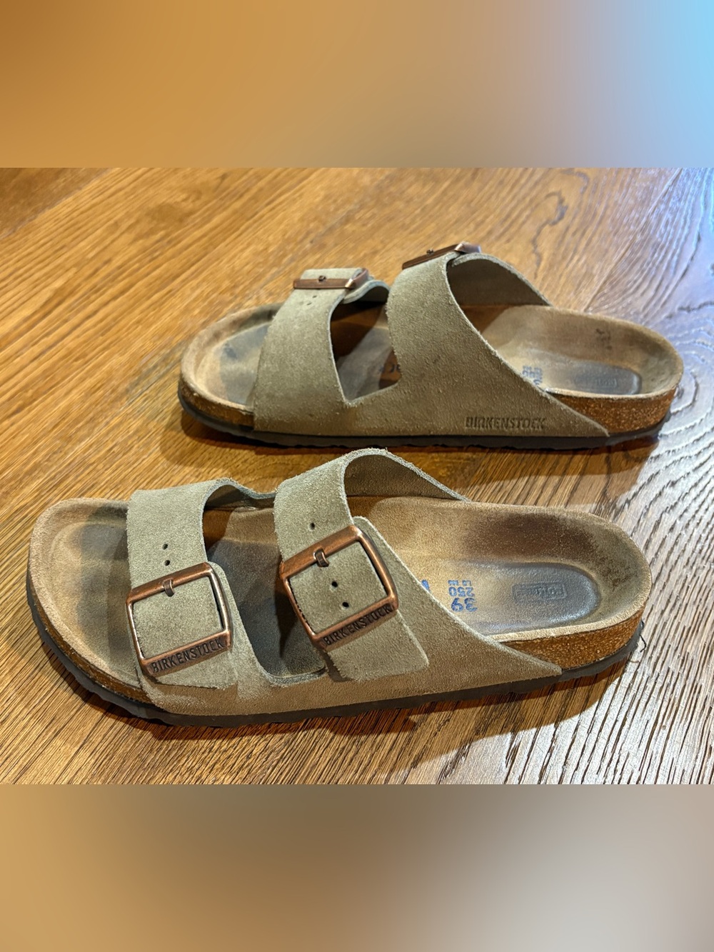 Birkenstock Arizona Suede Soft Footbed Sandals in Taupe. Size 39 - Picture 4 of 8